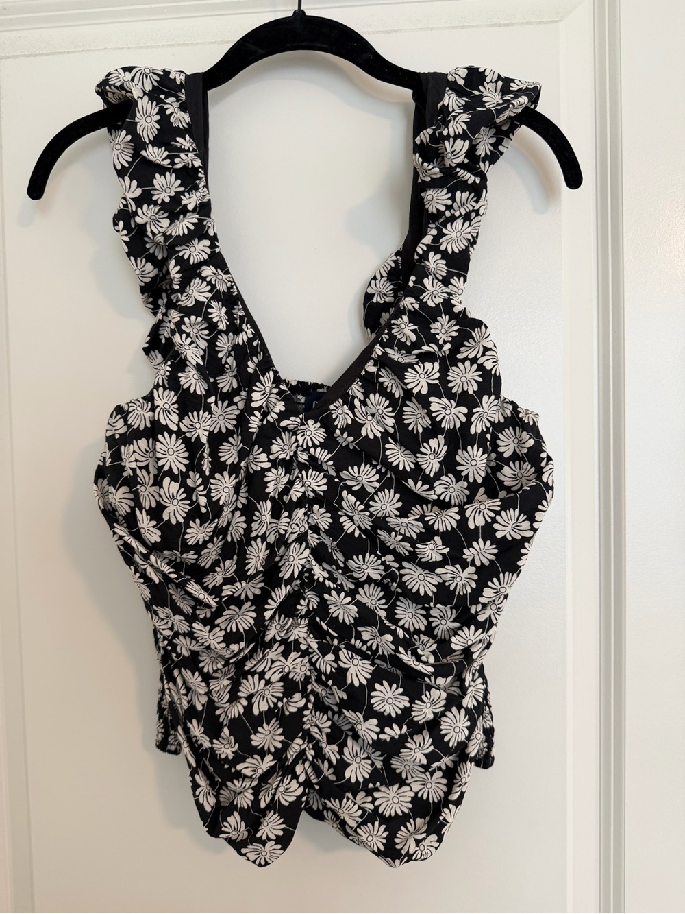 GAP Black & White Daisy Print Ruffled Tank Top size M